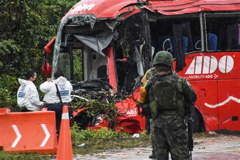 Ocho Muertos Y 15 Heridos En Un Choque Entre Un Autocar Con Turistas Y Un Camión En Cancún