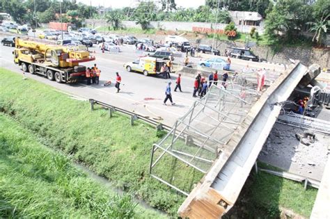 Jpo Tol Bsd Abruk Ditabrak Mobil Alat Berat Foto