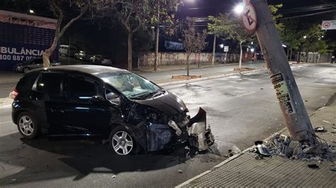 Carro Bate Em Poste Em Bh E Fica A Frente Destru Da Minas Gerais G