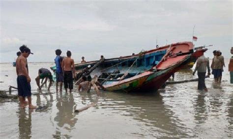 Perahu Nelayan Dihantam Gelombang Pasang 2 Nelayan Gunungkidul Terluka