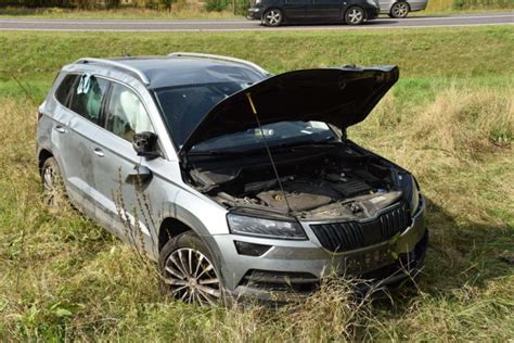 Skoda Wypad A Z Drogi I Uderzy A W Drzewo Pojazdem Podr Owa A Rodzina