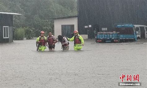 四川多地遭遇暴雨“车轮战”，6万余人紧急转移