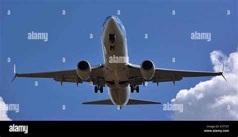 Boeing 737 landing gear hi-res stock photography and images - Alamy