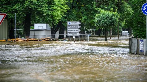 Hochwasser Alarm Im S Den Feuerwehrmann Stirbt Ice Entgleist