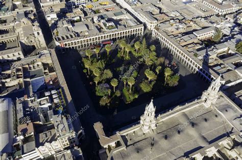 Vista aérea sobre el amanecer en la Plaza de Armas Ciudad de Arequipa