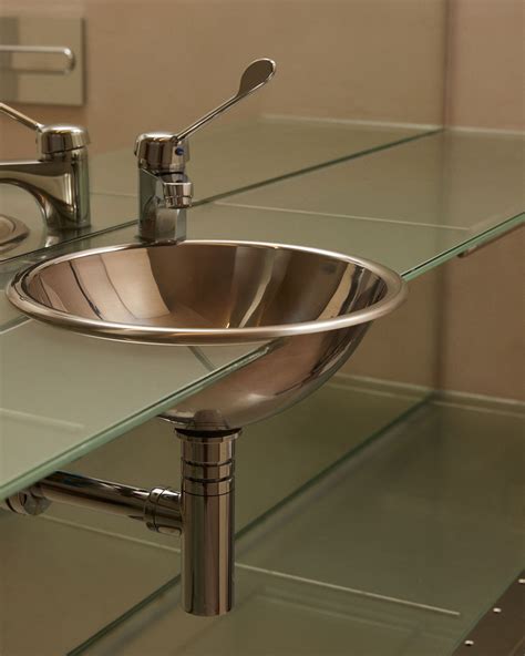 A 560-Square-Foot Barcelona Apartment Gets a 1990s-Inspired Renovation