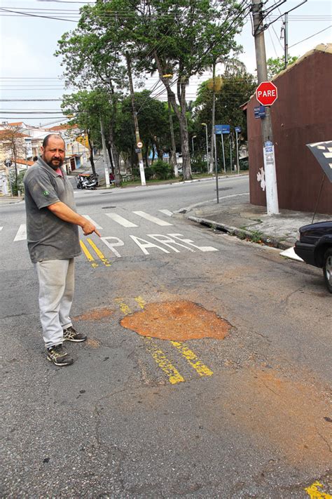 Popula O Reclama De Buracos Nas Ruas