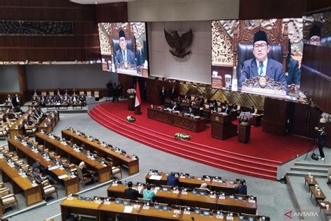 Wakil Ketua DPR Pimpin Paripurna Beragendakan Pembentukan Pansus Haji