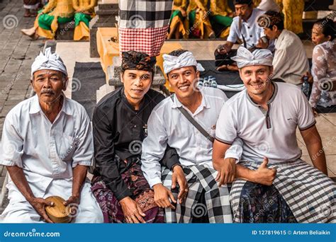 Bali Indonesia September 25 2018 Balinese Men With European Man In