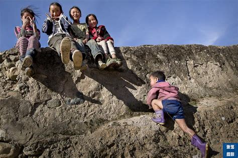 实拍大山里的孩子，一样的天空 不一样的童年