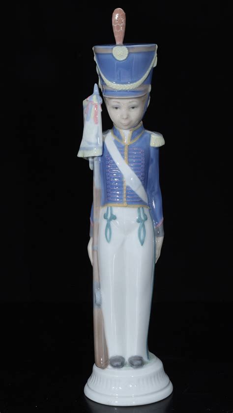 Lladro Soldier With Flag 1165 Soldier In White Stands 12 Inches Tall