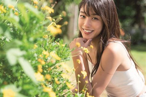 📸 画像：岡副麻希（『原色美人キャスター大図鑑2022』より）｜新井恵理那、鷲見玲奈、阿部華也子ら登場！ 写真集『原色美人キャスター大図鑑2022』発売