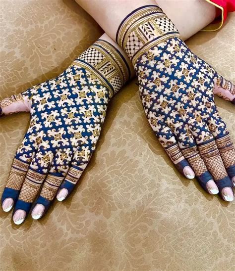 Simple Full Palm Mehndi Design To Express Your Style