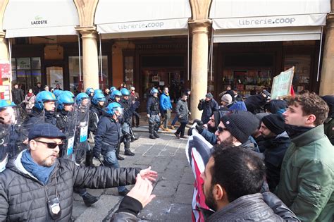 Bologna Scontri In Piazza Tra Polizia E Antagonisti CorrierediBologna It