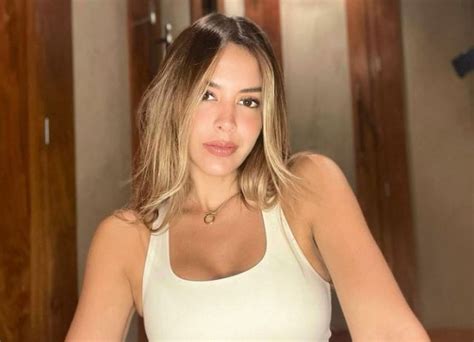 Shannon de Lima posó en mini bikini y por poco muestra de más