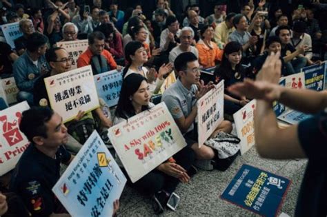 香港特首女兒耍特權？約2000人在機場靜坐抗議 風傳媒