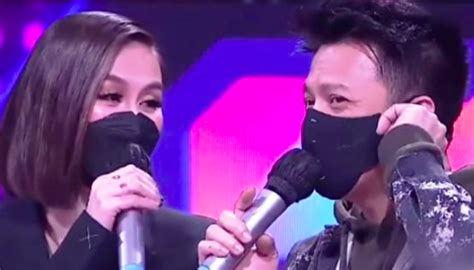 Agnez Mo Dan Ariel Noah Saling Tulis Nama Panggilan Di Jari Masing