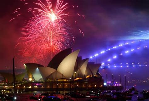 Australians mark New Year 2023 with spectacular fireworks displays in Sydney | Astro Awani