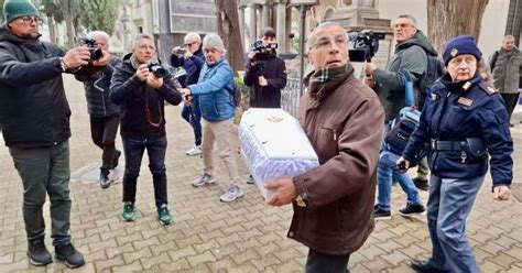 Neonato Morto Nella Culla Termica I Funerali Nella Chiesa Del Cimitero