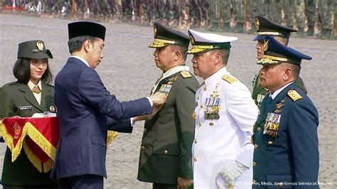 Jokowi Anugerahkan Tanda Kehormatan Untuk Prajurit Di Hut Tni Ke