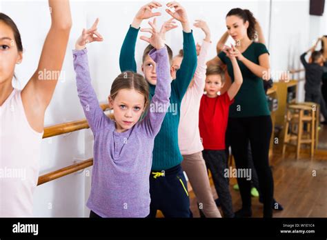 Mädchen beim ballett proben Fotos und Bildmaterial in hoher Auflösung