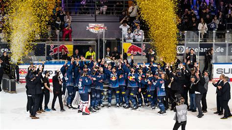 EHC Red Bull München ist deutscher Meister So feiert das Eishockey Team