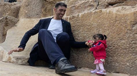 Worlds Tallest Man Meets Worlds Shortest Woman For Incredible