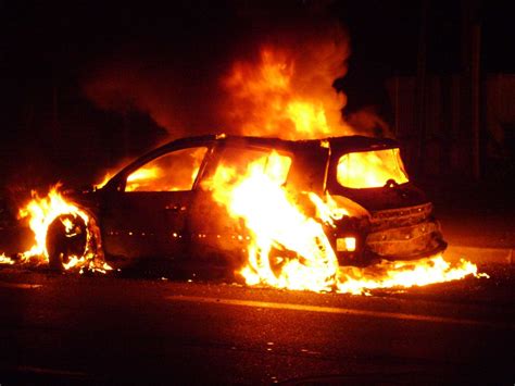 voiture brulee Petite République