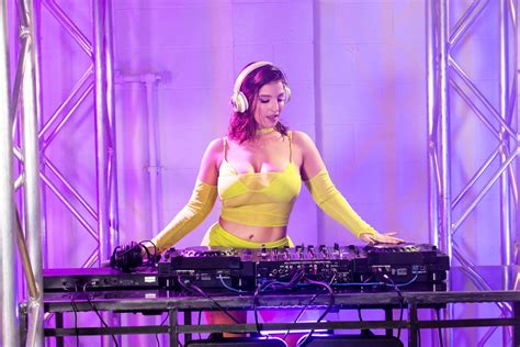 Curvy Brunette Babe LaSirena Revealing Her Amazing Naked Guns Photos