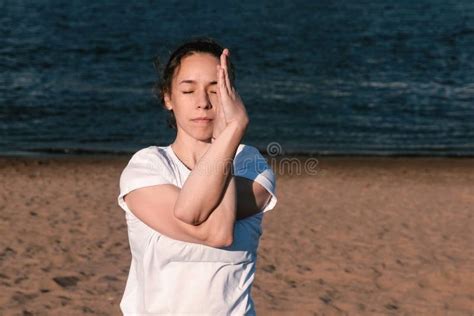 Vrouwen Uitrekkende Yoga Op Het Strand Door De Rivier In De Stad Mooie