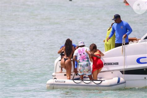 Lewis Hamilton Em Trancoso Piloto Flagrado Juliana Nal Em Barco