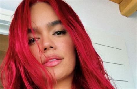 Karol G Estrenó Gatúbela” Y Lució Su Nuevo Look Rojo Pasión A Puro