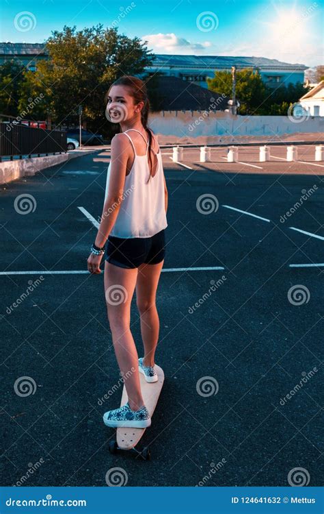 La Retrovisione Della Ragazza In Breve Denim Mette Con Le Gambe Nude Lunghe Ed I Capelli Lunghi