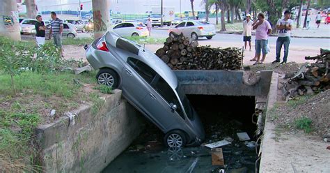 G Motorista Perde Controle E Carro Cai Dentro De Canal Em Olinda