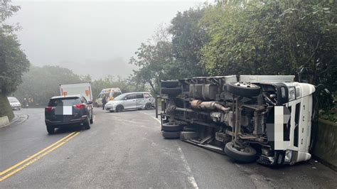 小貨車失控翻覆衝對向車道撞2車 無辜騎士遭擊落倒地受傷