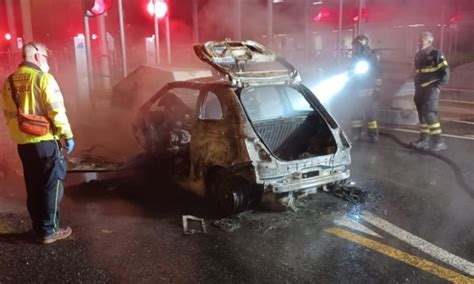 Si Schianta Contro Il Casello L Auto Prende Fuoco Enne Muore