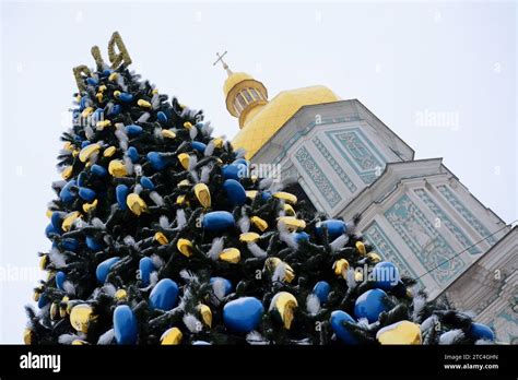 10 de diciembre de 2023 Un árbol de Navidad se instala en la plaza