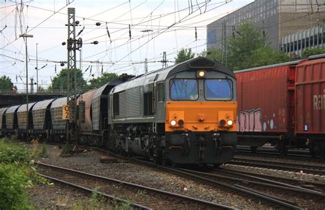 Class 66 6612 kommt mit einem Getreide Zug aus Belgien und fährt in