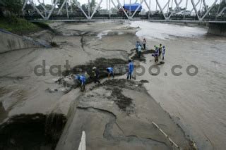 Aliran Lahar Dingin Gunung Kelud Di Sungai Konto Kediri Datatempo