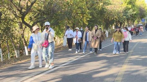 彰显巾帼风采 庆“三八”健步走 “女神”们共享春光澎湃号·政务澎湃新闻 The Paper