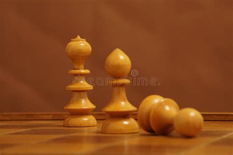 Piezas De Ajedrez De Madera En Un Tablero De Ajedrez Antiguo Imagen De