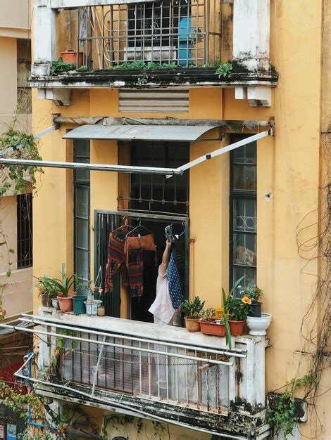 Vista Trasera De Una Mujer De Pie Frente Al Edificio Foto Premium