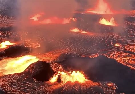 Hawaiis Kilauea Volcano Erupts In Fiery Spectacle