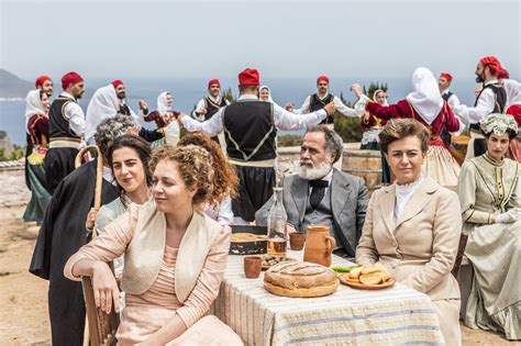 17 Κλωστές: Τα πάντα για την νέα σειρά του Σωτήρη Τσαφούλια