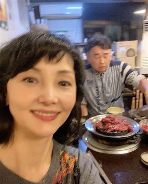 南果歩さんのインスタグラム写真 南果歩instagram「打ち合わせの後は必ず皆で食事へ🇰🇷 これも韓国式😊😊😊 明洞の大通りから離れ