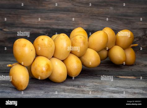 Fechas en tablero de madera fotografías e imágenes de alta resolución