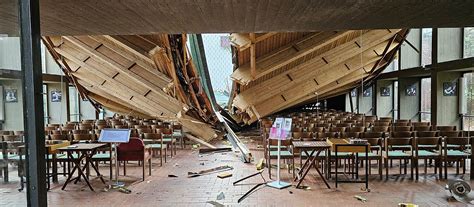 Dach von katholischer St Elisabeth Kirche in Kassel eingestürzt