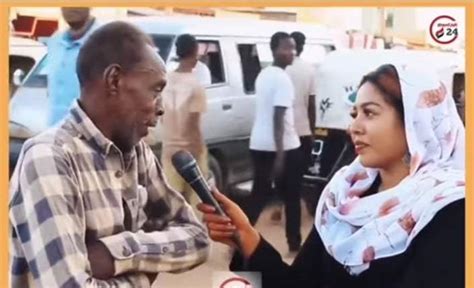 شاهد بالصورة والفيديو مواطن سوداني يغازل مذيعة حسناء في الشارع العام