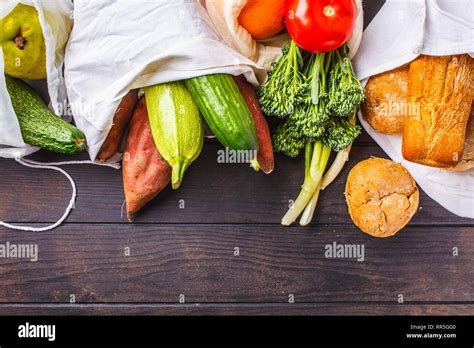 Concepto De Residuo Cero Eco Bolsas Con Frutas Y Verduras Copie El