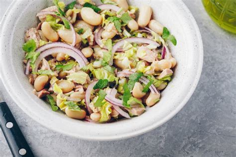 De Salade Met Witte Bonen Tonijn Olijven Rode Uien En Droge Tomaten